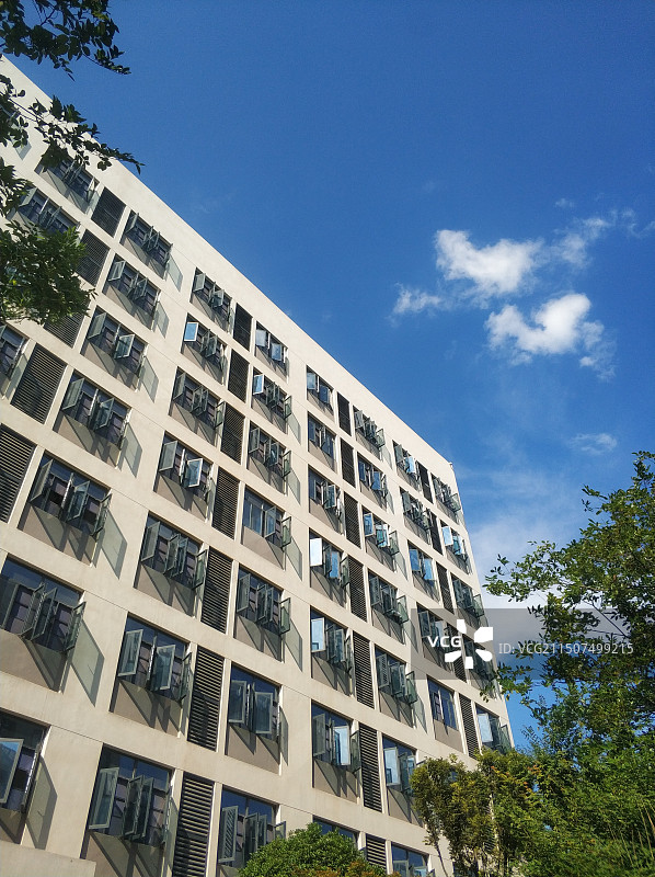 蓝天公寓图片素材