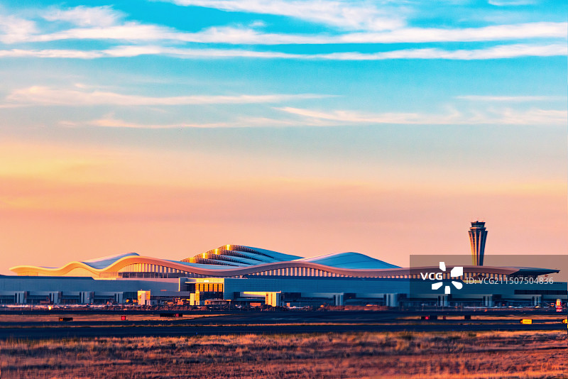 乌鲁木齐机场T4新航站楼建筑外观日落晚霞时风景图片素材