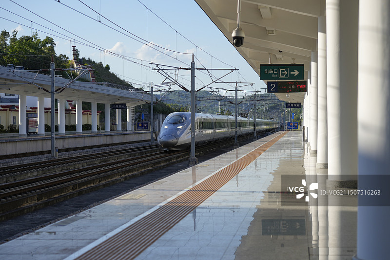 高铁列车进站图片素材