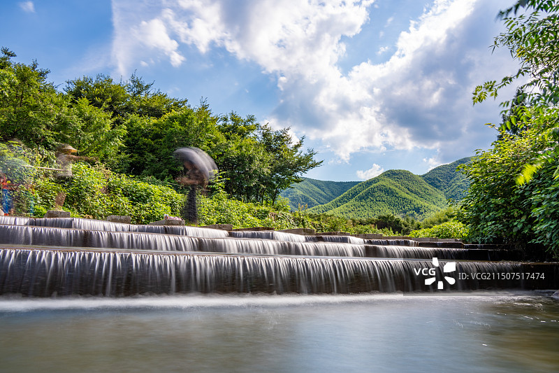 浙江莫干山仙潭村的青山绿水溪流瀑布风光图片素材