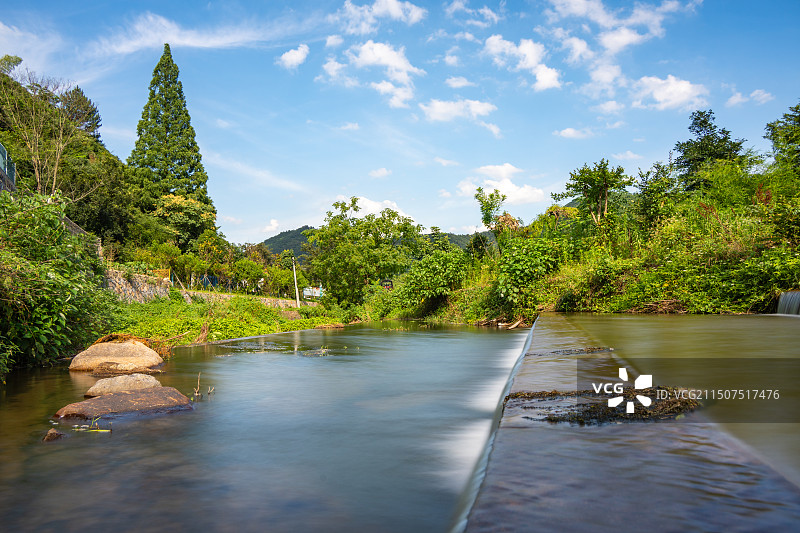 浙江莫干山仙潭村的青山绿水溪流瀑布风光图片素材