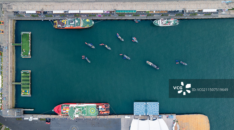 奥帆中心港池里停泊着雪龙2号与极地号科考船图片素材