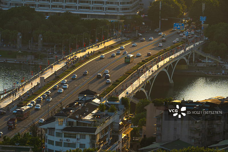 傍晚的桂林解放桥 人来人往 车水马龙图片素材