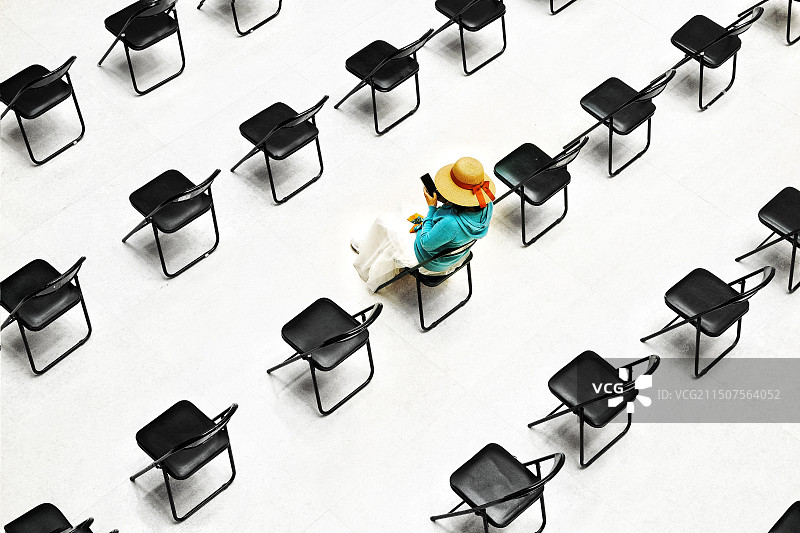 看手机的人图片素材