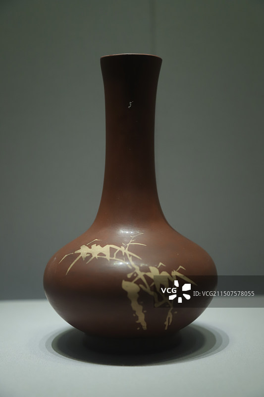 云南省博物馆红陶刻填竹纹瓶图片素材