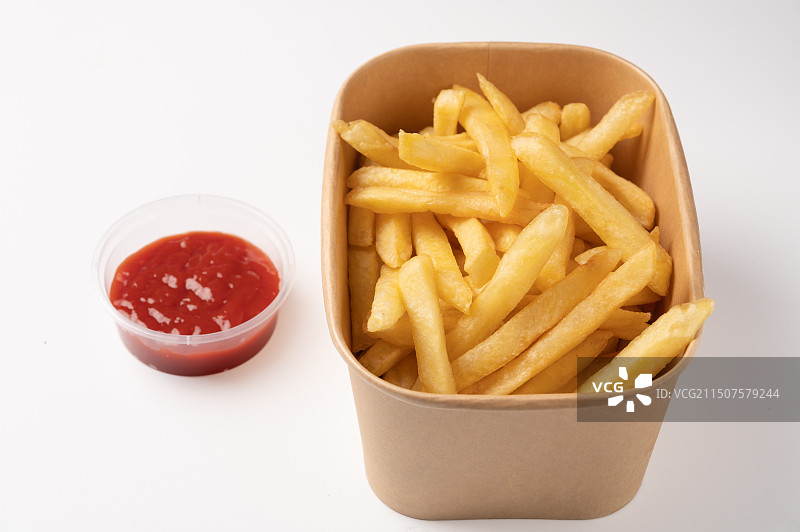 一盒炸薯条搭配番茄酱图片素材