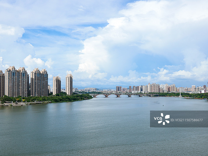 广东省惠州市区的现代商务摩天大楼城市风光背景图图片素材