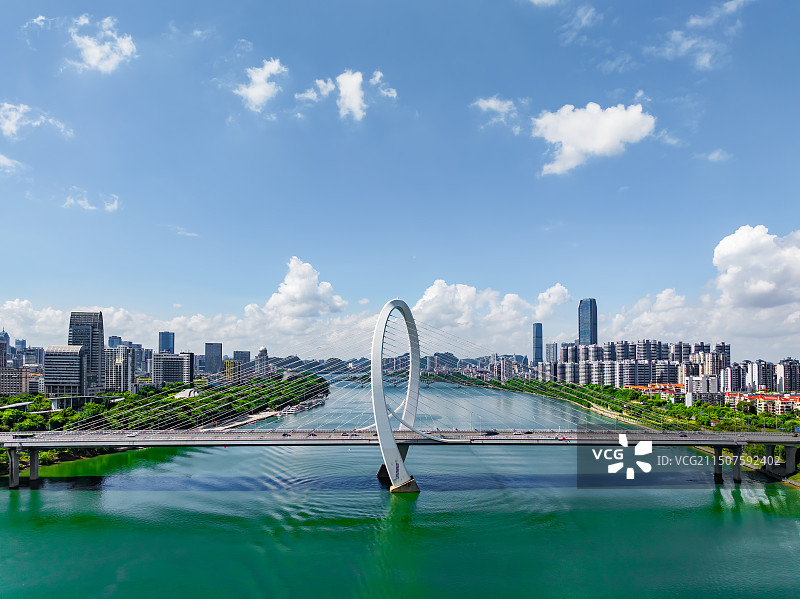 广西柳州白沙大桥、柳江河与晴朗的蓝天白云航拍视角风光图片素材