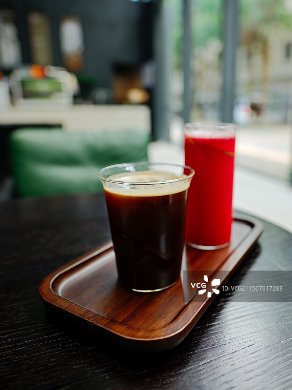 桌上杯子里的咖啡饮料特写镜头图片素材