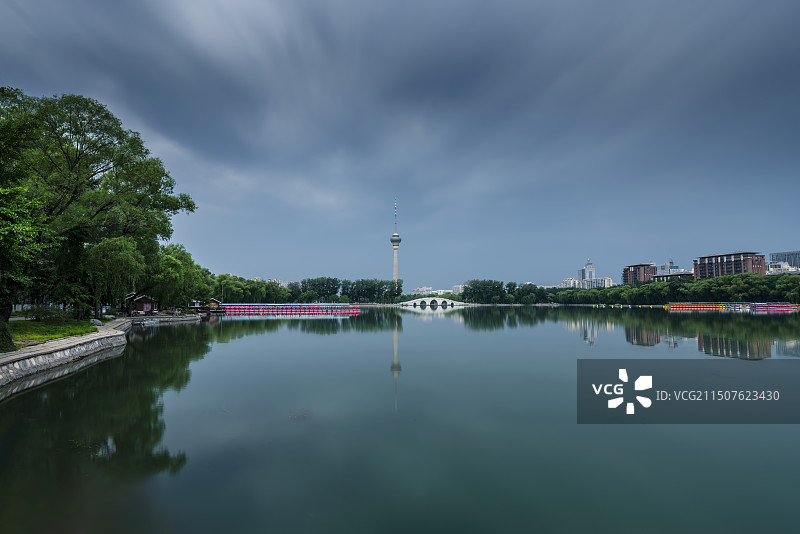 夏天北京玉渊潭公园八一湖电视塔积云夕阳图片素材