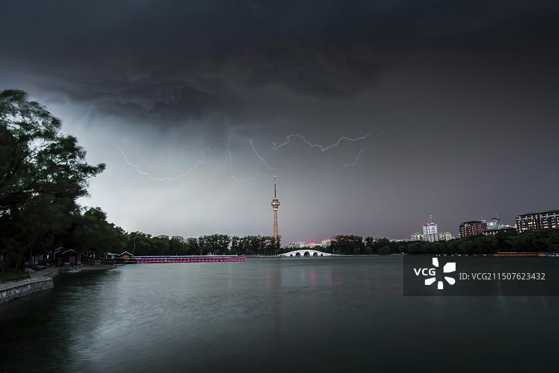 夏天北京玉渊潭公园八一湖电视塔雷暴闪电图片素材