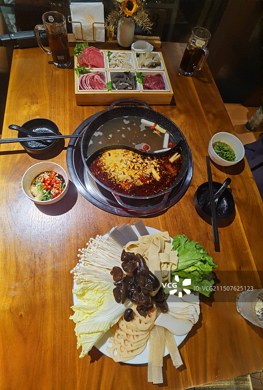 火锅美食鸳鸯锅配菜料碟图片素材