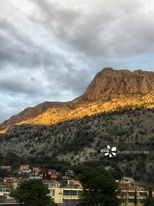 依山傍天的城市景观图片素材