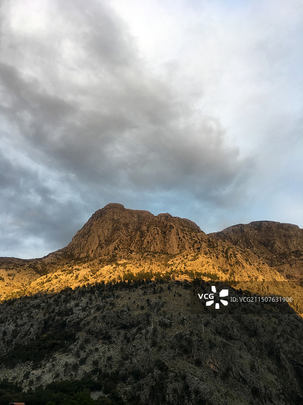 秋季五彩森林红叶悬崖峭壁风光图片素材