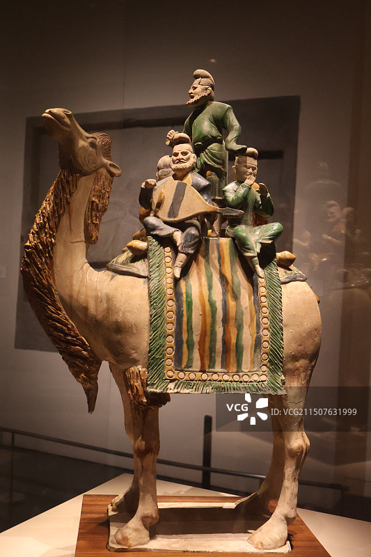 中国国家博物馆三彩釉陶骆驼载乐俑  唐图片素材