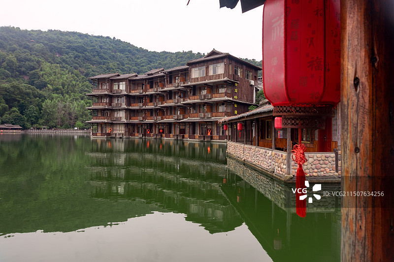 南昌怪石岭景区一栋建造在湖水中的木制房子图片素材