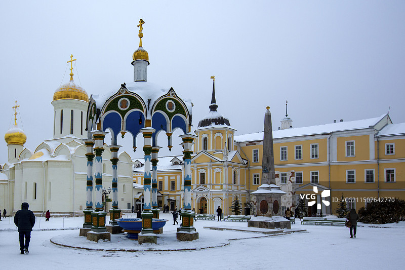 谢尔盖耶夫镇圣三一大修道院：俄罗斯最古老的大修道院之一，距莫斯科70余公里，是俄罗斯古典建筑群的代表图片素材