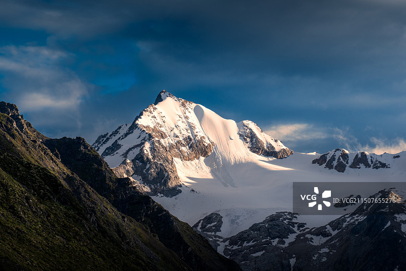 四川甘孜多杰玉崇雪山图片素材