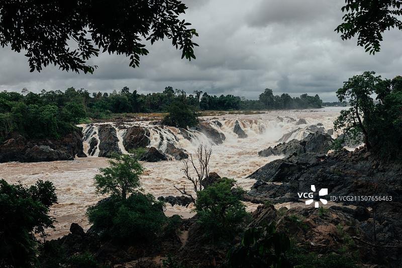 孔帕平瀑布图片素材