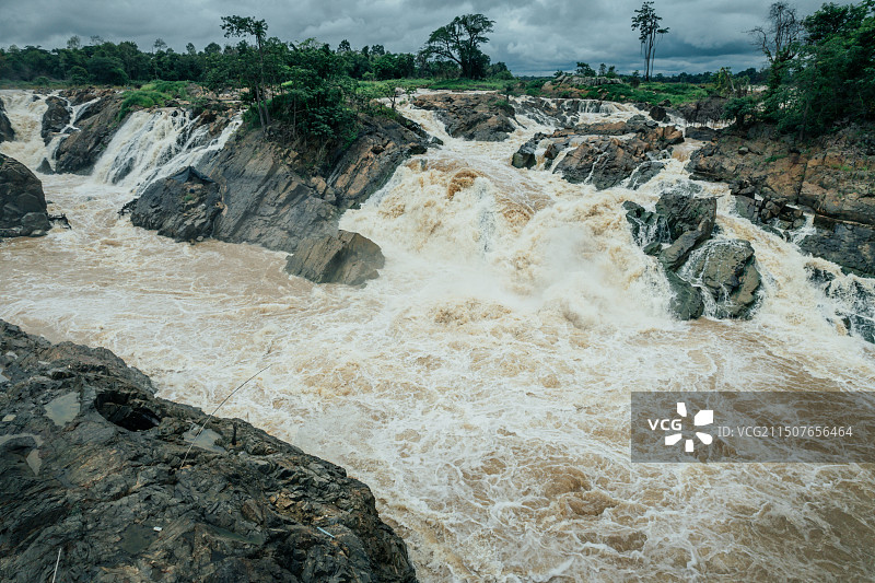 孔帕平瀑布图片素材