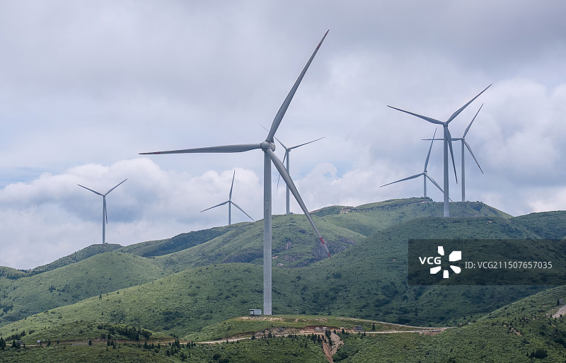 绿色清洁能源风车山风力发电图片素材