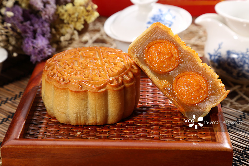 广式双黄白莲蓉月饼图片素材