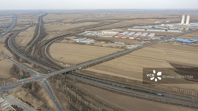 上行货运列车接近陶赖昭站，陶榆线货车离开图片素材