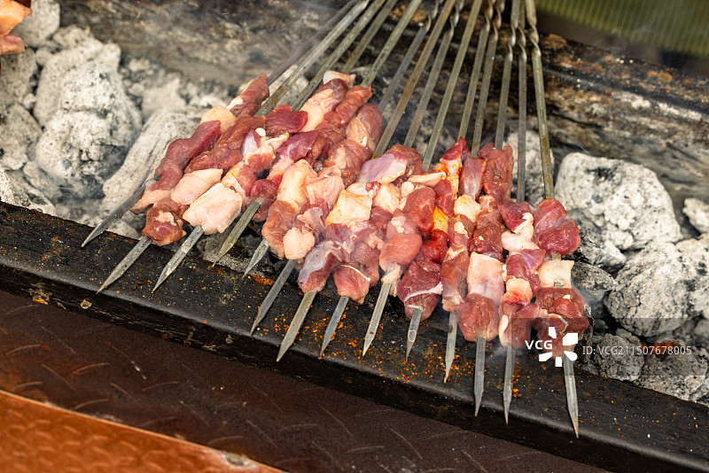 新疆烤肉串馕坑肉黄面新疆美食羊肉串图片素材