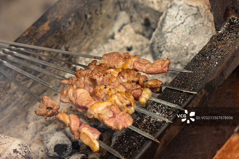 新疆烤肉串馕坑肉黄面新疆美食羊肉串图片素材