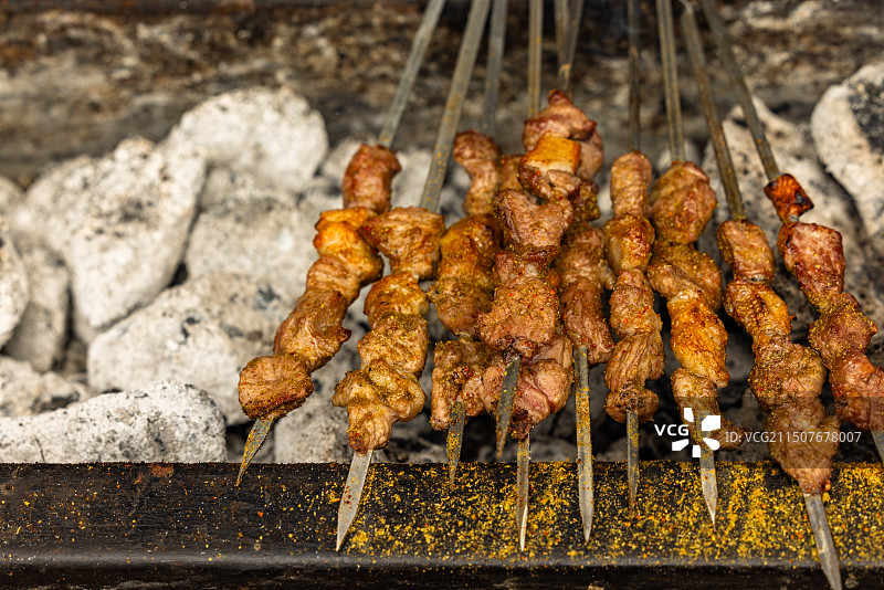 新疆烤肉串馕坑肉黄面新疆美食羊肉串图片素材