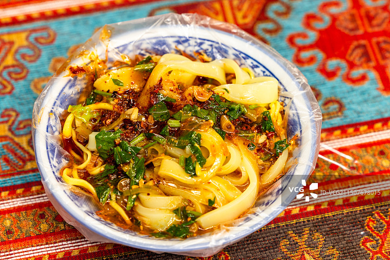 新疆烤肉串馕坑肉黄面新疆美食羊肉串图片素材