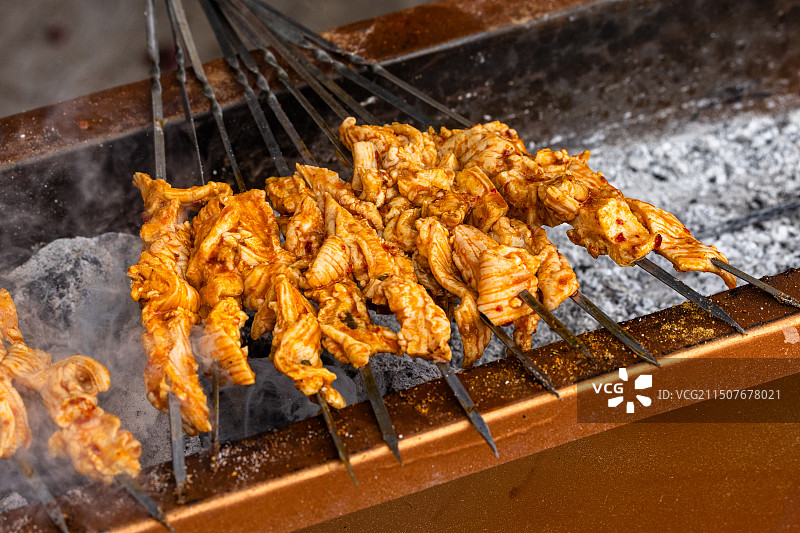 新疆烤肉串馕坑肉黄面新疆美食羊肉串图片素材