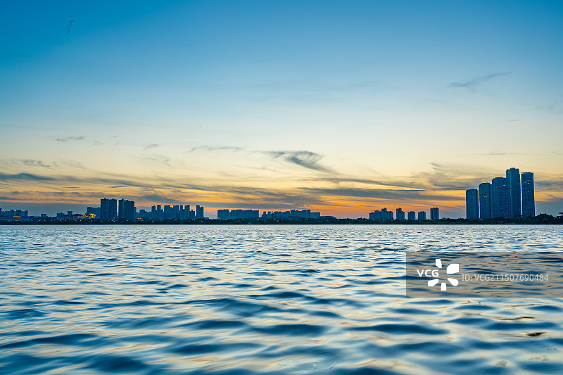 夏天日落傍晚的长沙松雅湖湿地公园全景图片素材