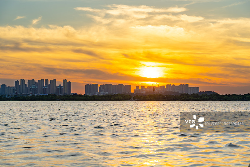夏天日落傍晚的长沙松雅湖湿地公园全景图片素材