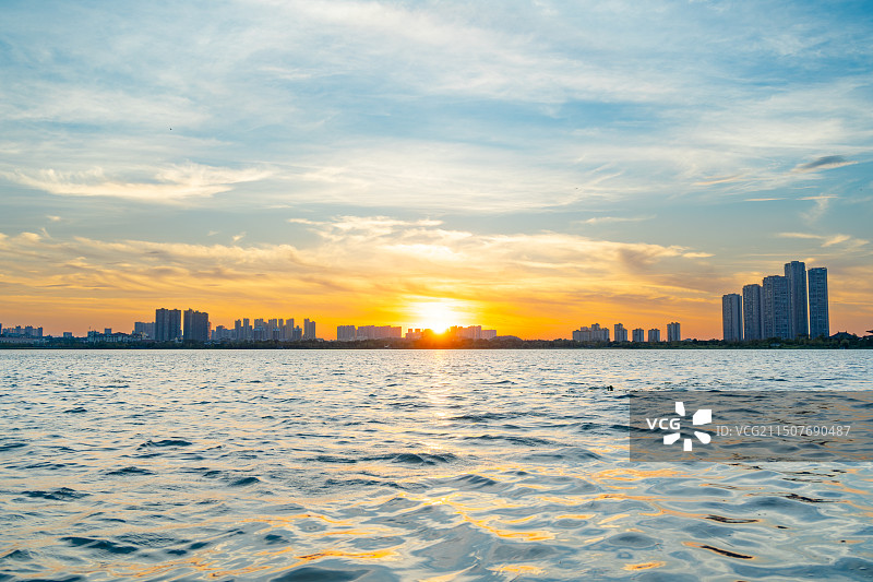 夏天日落傍晚的长沙松雅湖湿地公园全景图片素材