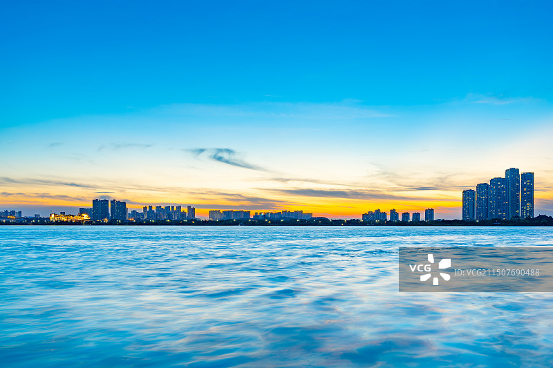 夏天日落傍晚的长沙松雅湖湿地公园全景图片素材