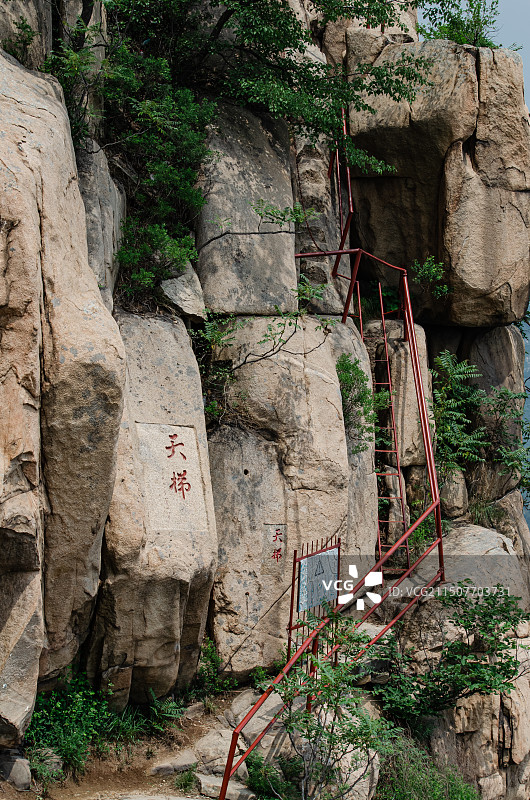 中国自然风光拍摄主题，山东泰安泰山扇子崖风景区，陡峭的天梯了栏杆和扇子崖主峰，户外白昼无人图像摄影图片素材