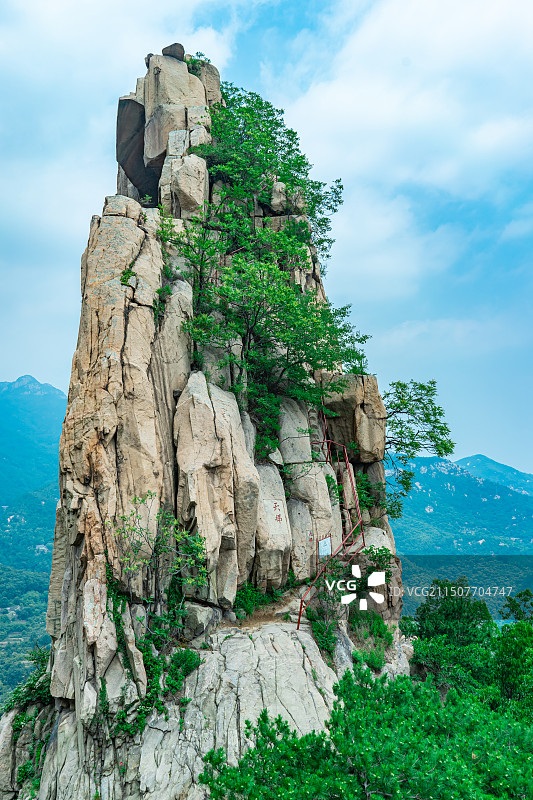 中国自然风光拍摄主题，山东泰安泰山扇子崖风景区，陡峭的天梯了栏杆和扇子崖主峰，户外白昼无人图像摄影图片素材
