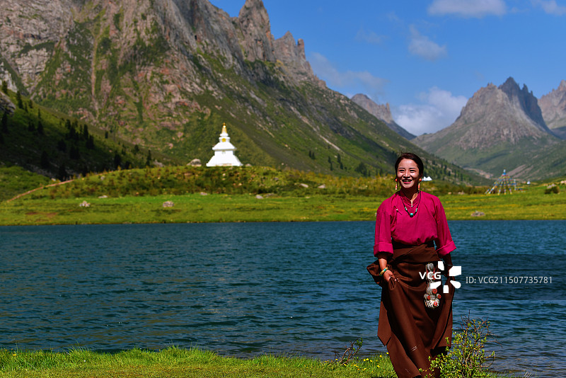 莲宝叶则·白塔湖边 笑颜如花图片素材