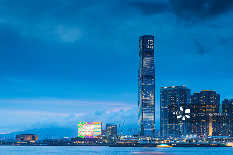 香港环球贸易广场大楼与西九龙M+博物馆地标建筑夜景图片素材