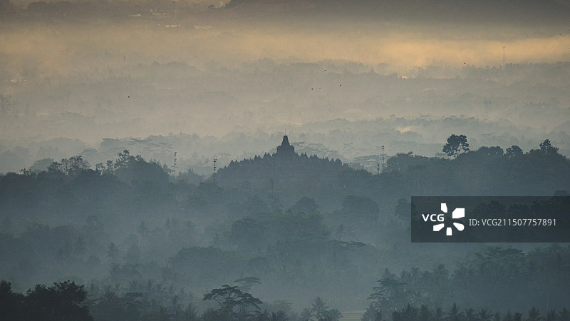 世界文化遗产婆罗浮屠（Borobudur）晨雾秘境图片素材