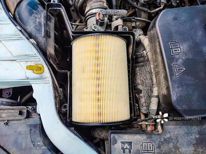 更换新的汽车空气滤芯特写图片素材
