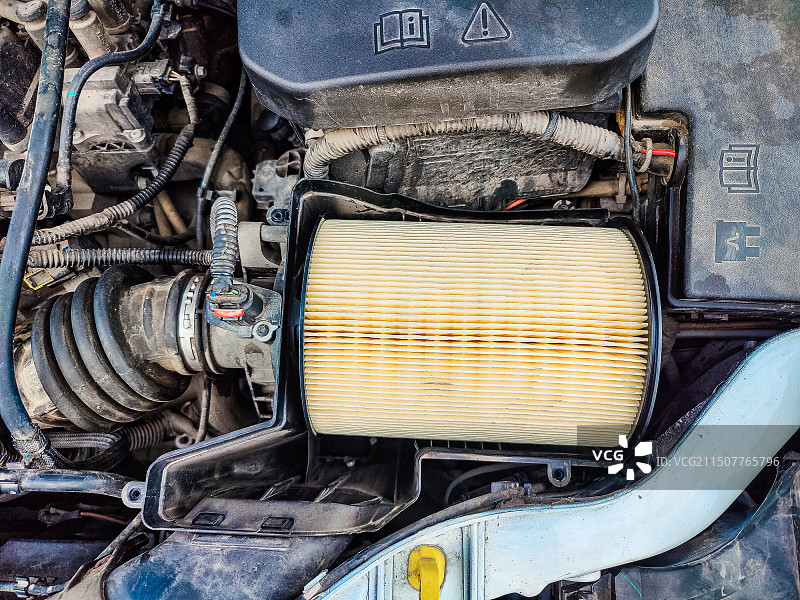 更换新的汽车空气滤芯特写图片素材