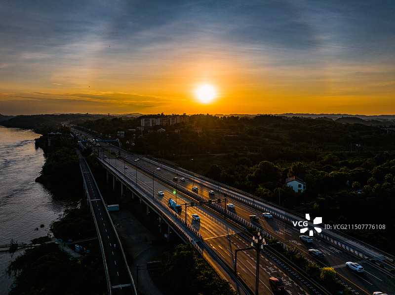 公路上空的日晕——落日辉映通途+四川宜宾南溪区图片素材