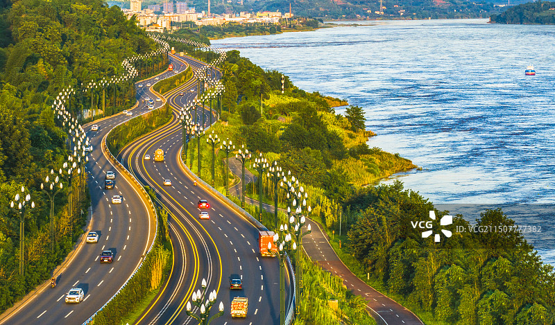 蜿蜒的滨江公路——四川宜宾市南溪区图片素材