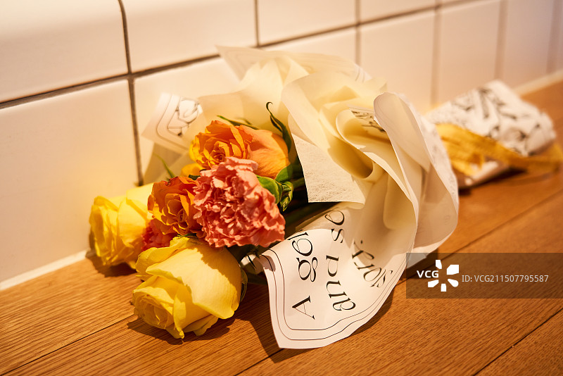 桌子上的鲜花特写镜头图片素材