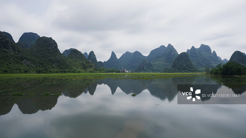 桂林阳朔水墨画山水倒影图片素材