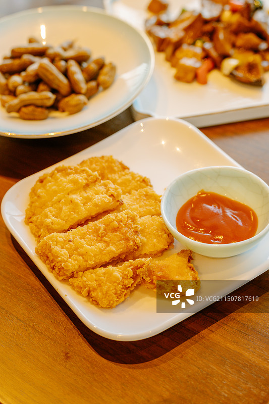 五星级酒店餐厅里的中式晚餐图片素材