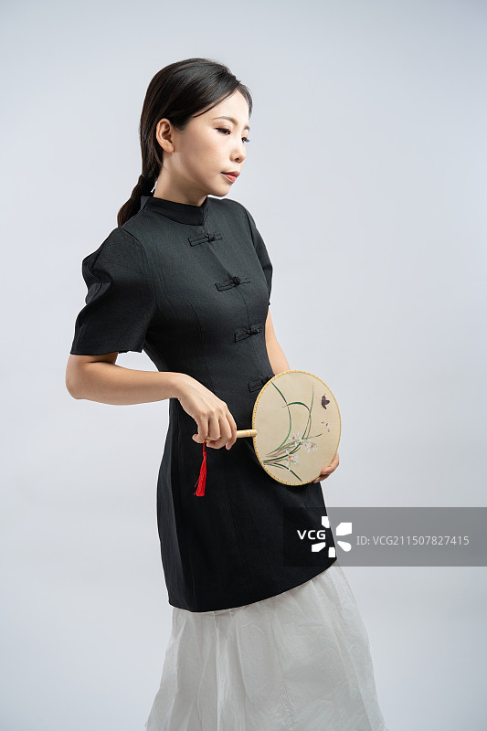 棚拍一个穿着新中式服装的女人图片素材