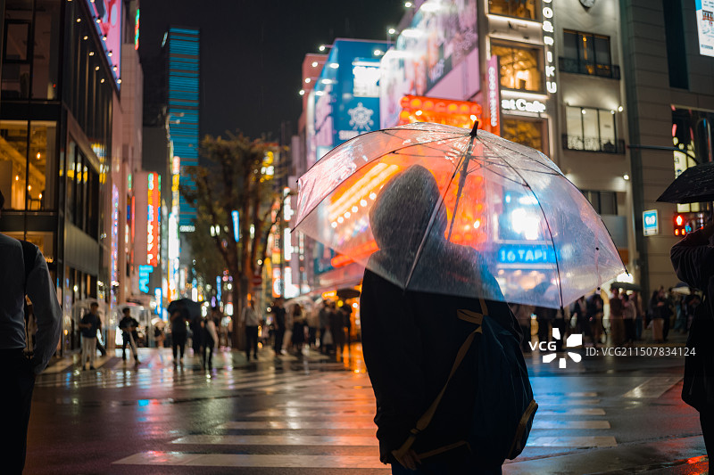 东京雨夜在城市街道上撑伞的人图片素材